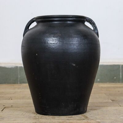 Pot en argile noire de style antique