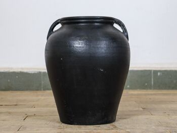 Pot en argile noire de style antique 1