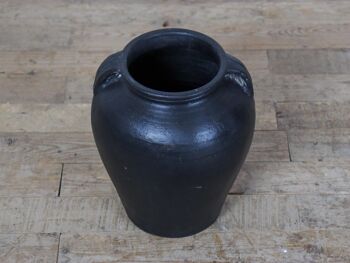 Pot en argile noire de style antique 2