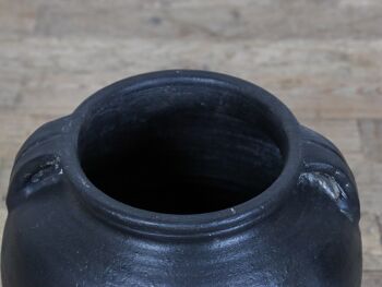 Pot en argile noire de style antique 4
