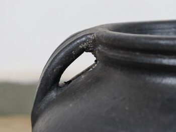 Pot en argile noire de style antique 5