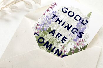 Carte pliante avec enveloppe 'les bonnes choses arrivent' avec des fleurs violettes, certifiée FSC 2