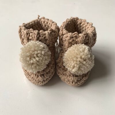 Pom Pom Booties aus Bio-Baumwolle sand mit dunkelgrauem Pom