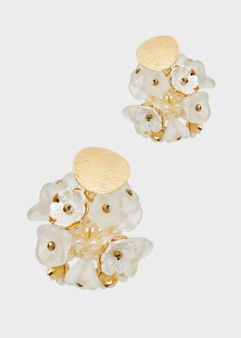 BOUCLES D'OREILLES FLEURS BLANCHES EN RÉSINE 3