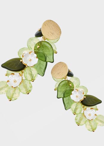 BOUCLES D'OREILLES LONGUES AVEC FEUILLES VERTES ET FLEURS BLANCHES 2