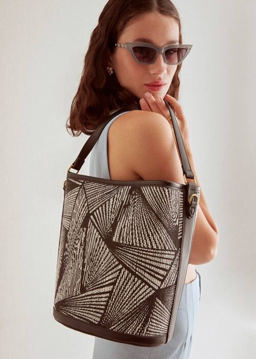 ELINOR BUCKET BAG IN BLACK AND WHITE