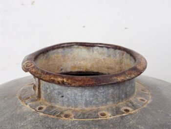 pot à eau en métal riveté indien vintage 3