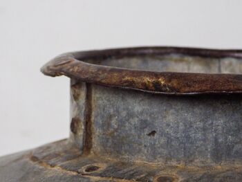 pot à eau en métal riveté indien vintage 4