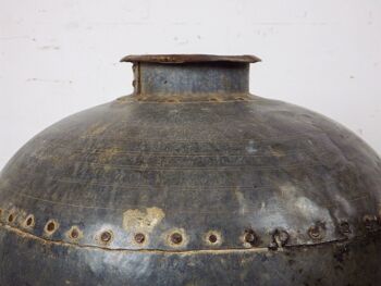 pot à eau en métal riveté indien vintage 9