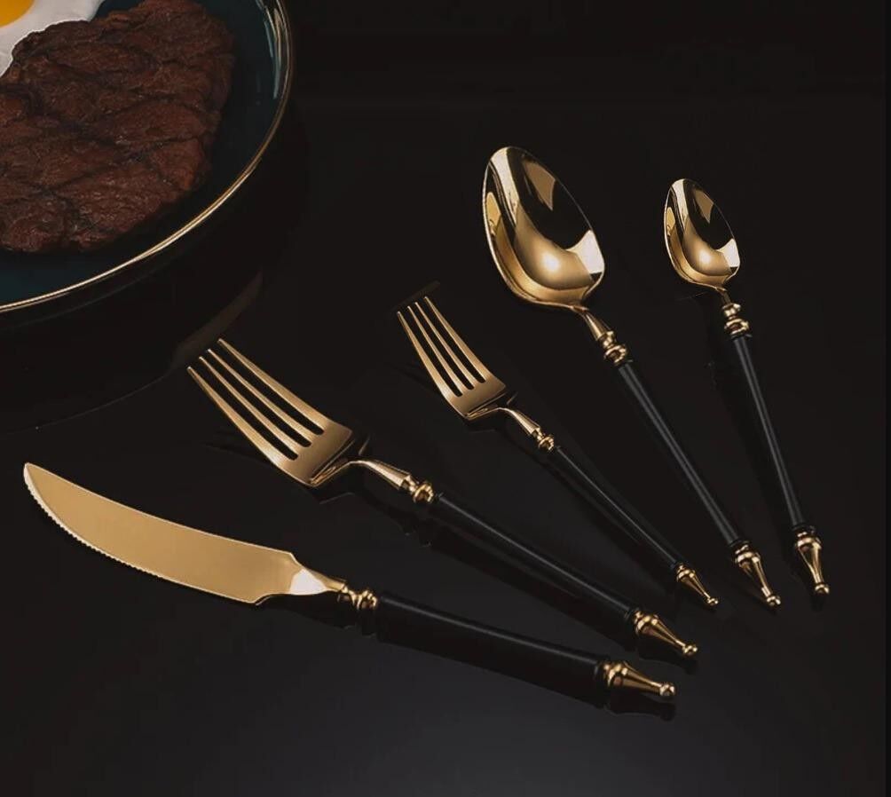 Set di posate di lusso nero e oro 30 pezzi, set di posate in lega di acciaio inossidabile 18/10 per cucina raffinata, set di stoviglie con forchetta, cucchiaio, coltello con forchetta da dessert extra e coltello da dessert di Konigtum KOC-5275-GS