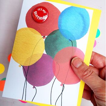 Gros ballons d'anniversaire - Carte de voeux avec badge 1