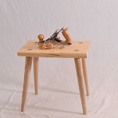 Taburete, banco pequeño de madera, fresno macizo, bordes naturales, mesa auxiliar