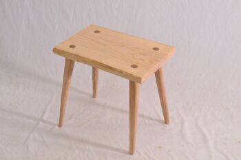 Tabouret, petit banc en bois, frêne massif, bords naturels, bout de canapé 3