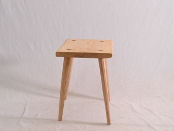 Tabouret, petit banc en bois, frêne massif, bords naturels, bout de canapé 6