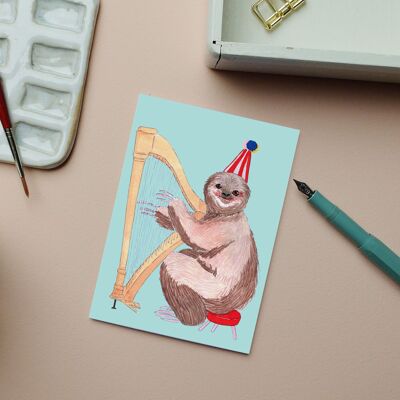 Carte postale anniversaire paresseux avec harpe