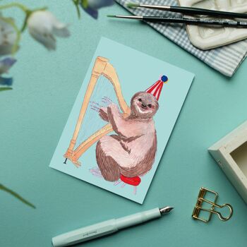Carte postale anniversaire paresseux avec harpe 4