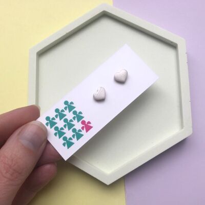 Puces coeur en perles blanches