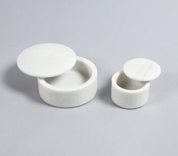 Bols ronds classiques en marbre blanc avec couvercle (Ensemble de 2) 2