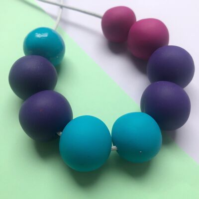 Collier de perles d'argile violet, rose et turquoise