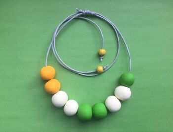 Collier jaune, crème et vert 1