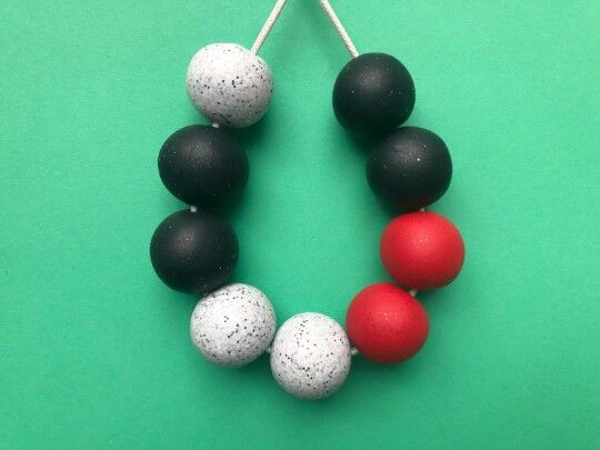 Collana rossa, mezzanotte e pietre