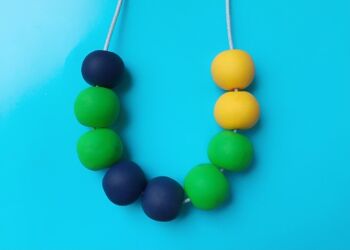 Collier bleu marine, vert et jaune