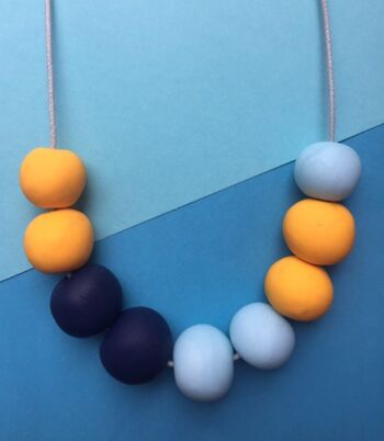 Collier bleu marine, jaune et bleu pastel 1