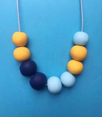 Collier bleu marine, jaune et bleu pastel 2