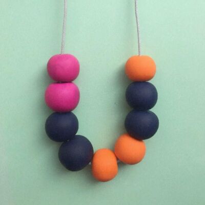 Collana blu navy, arancione e rosa shocking