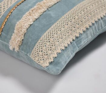 Housse de coussin bleu poudré ornée de dentelle 2