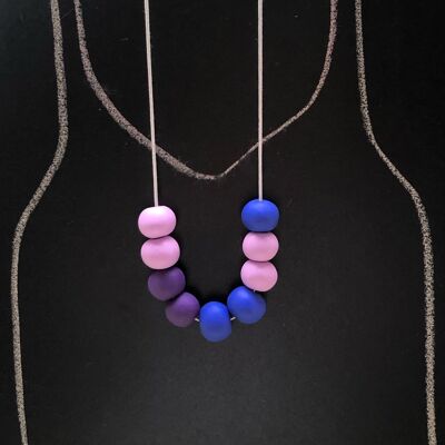 Blau-violette Halskette aus Polymerton