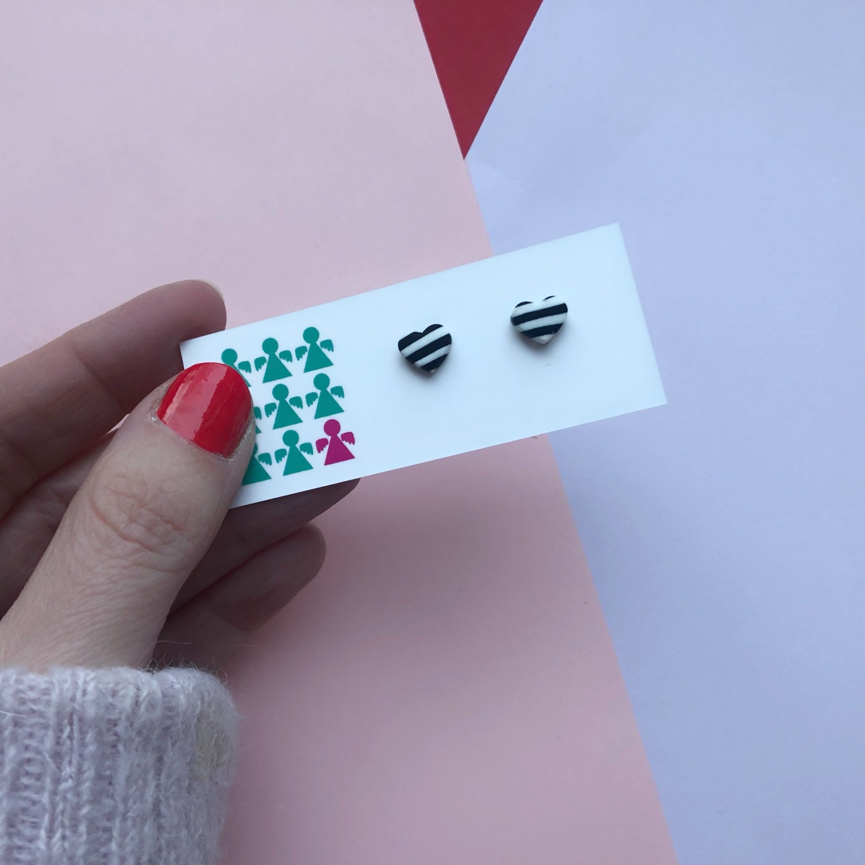 Piccoli orecchini a cuore a strisce bianche e nere