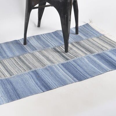 Colorblock-Teppich aus PET-Garn in Blau und Grau. Handgewebter Teppich