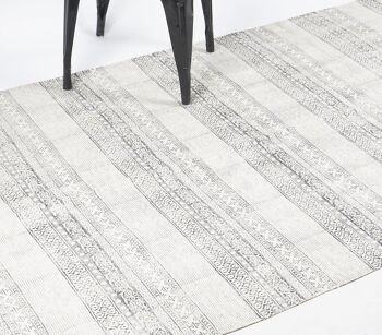 Tapis à pompons en coton imprimé en niveaux de gris 2