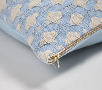 Housse de coussin bleu poudre à motifs en treillis 2