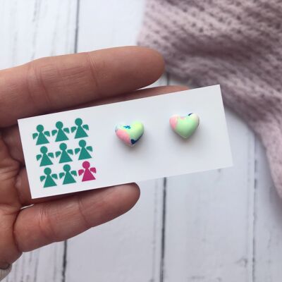 Pendientes de botón de corazón jesmonite con efecto tie-dye jaspeado