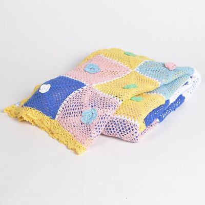 Manta de crochet con detalles florales