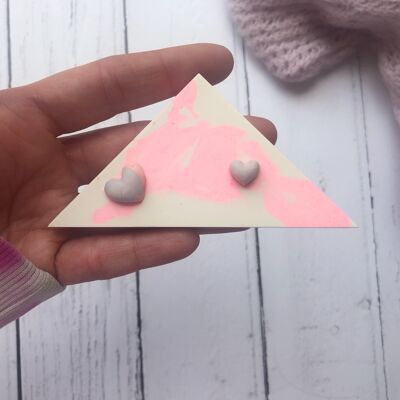 Spilla triangolo in jesmonite rosa e pietra con cuori lilla - maxi