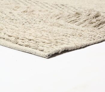 Tapis tissé neutre avec touffes et pompons 4