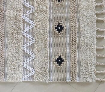 Tapis texturé avec panneaux et pompons tressés 3