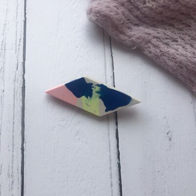 Broche geométrico jesmonite con efecto tie-dye jaspeado