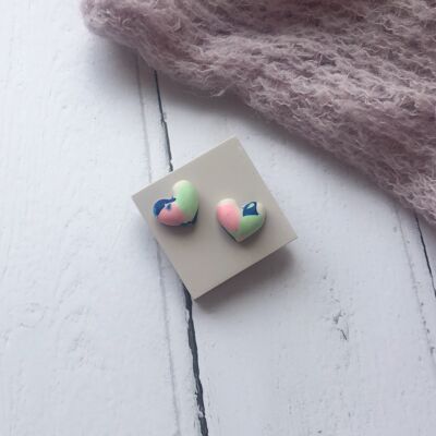 Broche carrée en jesmonite marbrée tie-dye avec coeurs