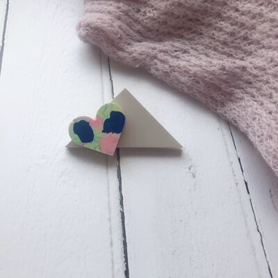 Broche triangle en jesmonite marbrée tie-dye avec cœurs - midi