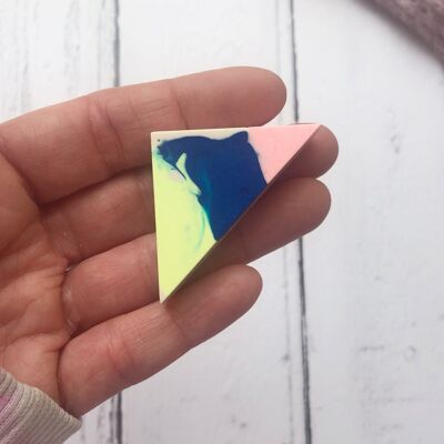 Broche de jesmonite triangular con efecto tie-dye jaspeado - mini