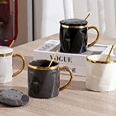 Mug en céramique avec couvercle et cuillère en 4 couleurs avec détails dorés. LM-201