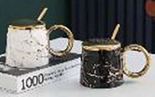Ceramic mug with lid and spoon with a marble look in 2 colors with gold details. LM-202