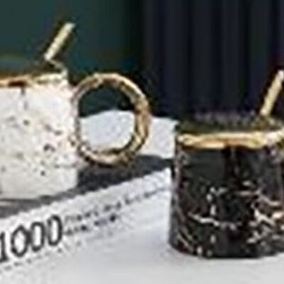 Keramikbecher mit Deckel und Löffel in Marmoroptik in 2 Farben mit goldenen Details. LM-202