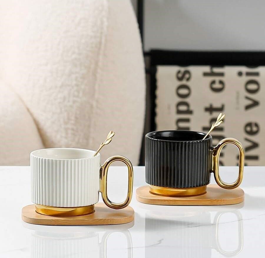 Keramikbecher mit Bambusuntertasse, Löffel, goldenen Details in 2 Farben. Abmessung: 7.8x7cm / 13x10cm (Untertasse) Fassungsvermögen: 200ml LM-205