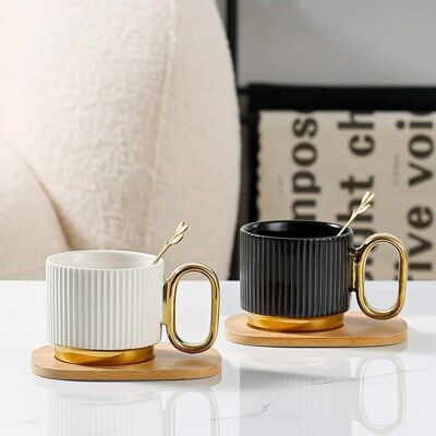 Ceramic mug with bamboo saucer, spoon, gold details in 2 colors. Dimension: 7.8x7cm / 13x10cm (saucer) Capacity: 200ml LM-205