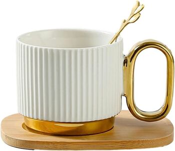 Mug en céramique avec soucoupe en bambou, cuillère, détails dorés en 2 couleurs. Dimension : 7.8x7cm / 13x10cm (soucoupe) Capacité : 200ml LM-205 2